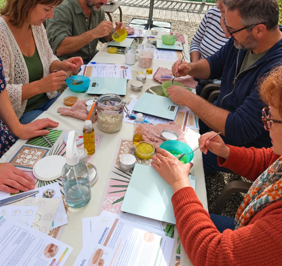 Illustration : un atelier de fabrication de produits maison en équipe